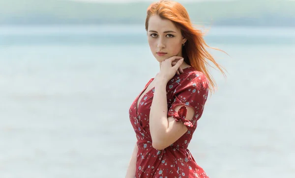 穿着衣服的红头发女人喜欢在海滨散步 — 图库照片