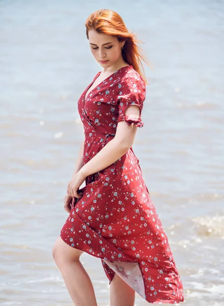 穿着衣服的红头发女人喜欢在海滨散步 — 图库照片