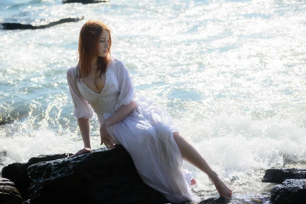 Mujer Joven Sobre Fondo Azul Del Mar — Foto de Stock