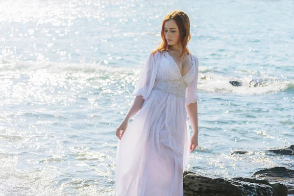 Mujer Joven Sobre Fondo Azul Del Mar — Foto de Stock