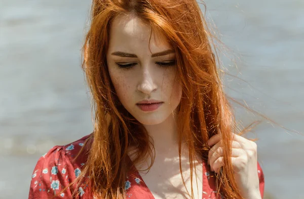 青い海の背景に若い女性 — ストック写真