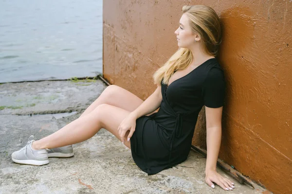 Livre Retrato Bela Jovem Mulher Vestido Escuro Com Olhos Azuis — Fotografia de Stock