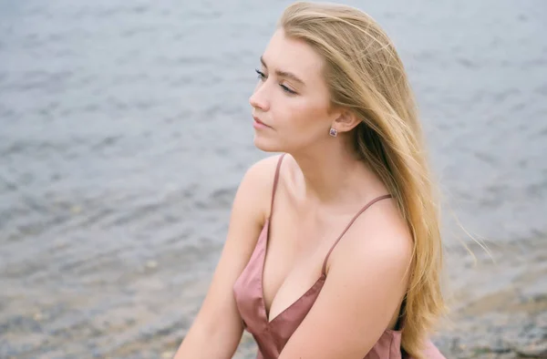 Jovem Mulher Vestido Rosa Sentado Areia Gosta Mar — Fotografia de Stock