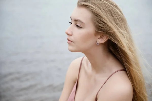 Ung Kvinna Rosa Klänning Sand Och Njuter Havet — Stockfoto