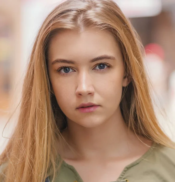 Retrato Aire Libre Una Hermosa Joven Con Ojos Azules — Foto de Stock