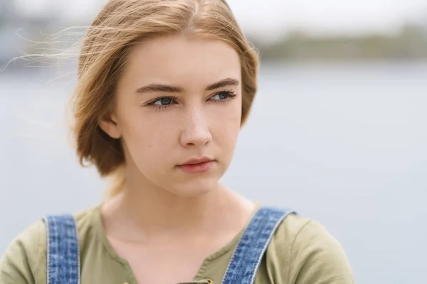 青い目の美しい若い女性の屋外の肖像画 — ストック写真