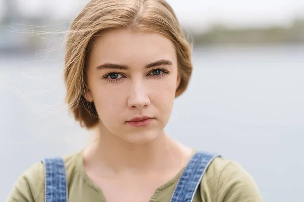 Portrait Extérieur Belle Jeune Femme Aux Yeux Bleus — Photo