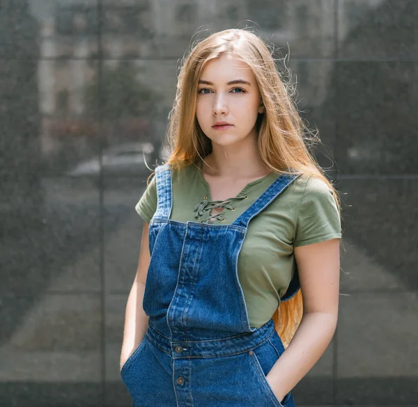 Retrato Aire Libre Una Hermosa Joven Con Ojos Azules — Foto de Stock