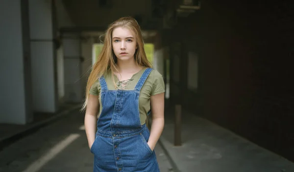 Utomhus Porträtt Vacker Ung Kvinna Med Blå Ögon — Stockfoto