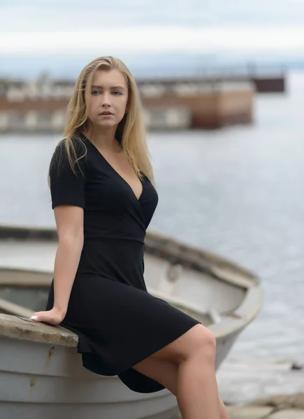Genç Bayan Teknede Oturuyor — Stok fotoğraf