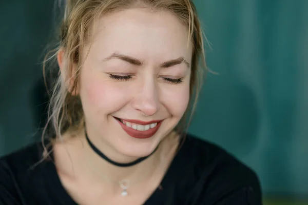 Buitenportret Van Een Mooie Jonge Vrouw Selectieve Focus — Stockfoto