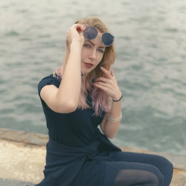 Junge Frau Atmet Frische Meeresluft Mit Dem Meer Hintergrund Farbe — Stockfoto