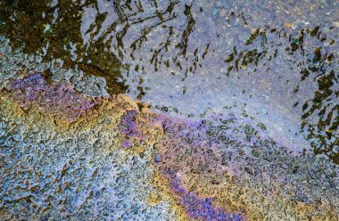 Kaldırımda benzin akıyor..