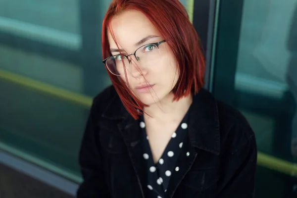 Retrato Una Hermosa Pelirroja Con Gafas — Foto de Stock