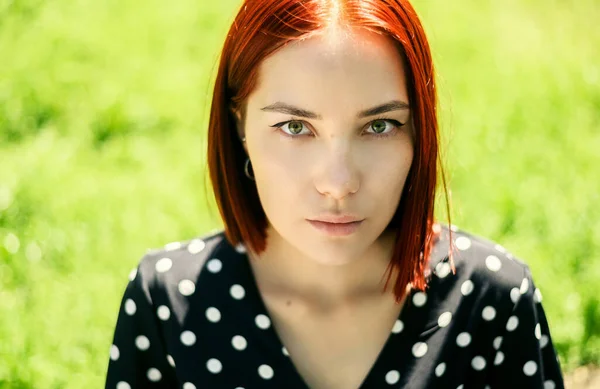 Πορτρέτο Της Όμορφης Νεαρής Γυναίκας Κόκκινα Μαλλιά — Φωτογραφία Αρχείου