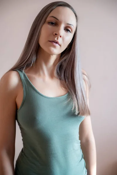 Mujer Adulta Elegante Posando Contra Pared Beige — Foto de Stock