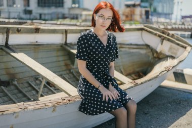 Genç bayan teknede oturuyor..