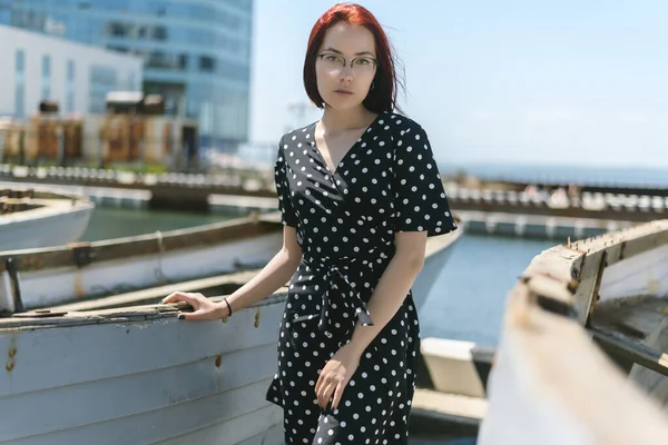 Ung Kvinna Poserar Nära Gammal Båt — Stockfoto
