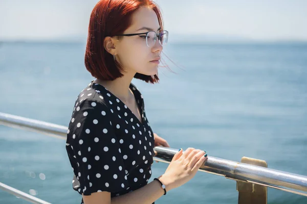 Kvinna Klänning Har Promenad Nära Havet Stranden — Stockfoto