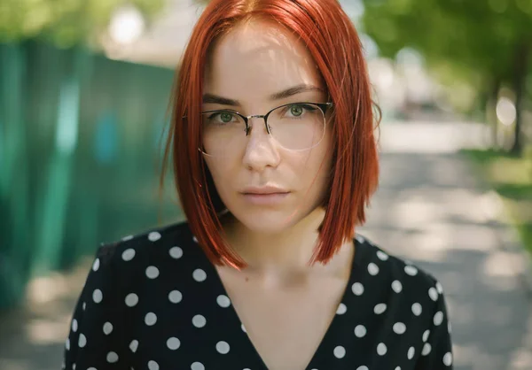 Retrato Una Hermosa Pelirroja Con Gafas — Foto de Stock