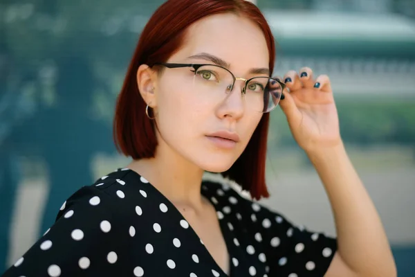 Portret Van Een Mooie Roodharige Vrouw Met Een Bril — Stockfoto