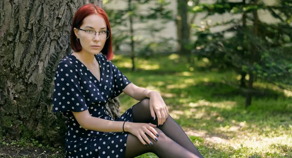 Retrato Una Hermosa Pelirroja Con Gafas — Foto de Stock