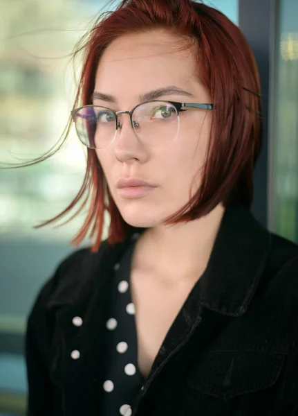 Portret Van Een Mooie Roodharige Vrouw Met Een Bril — Stockfoto