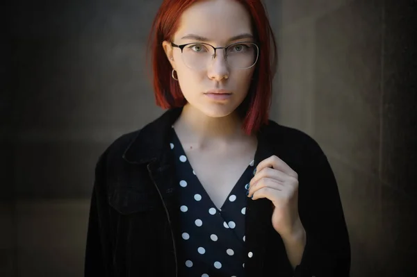 Retrato Mulher Ruiva Bonita Usando Óculos — Fotografia de Stock