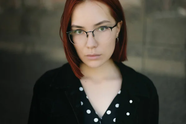 Портрет Красивой Рыжей Женщины Очках — стоковое фото