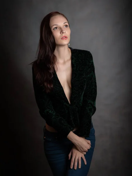 Retrato Mujer Hermosa Sensual Verde Chaqueta Primer Plano Captura Estudio — Foto de Stock