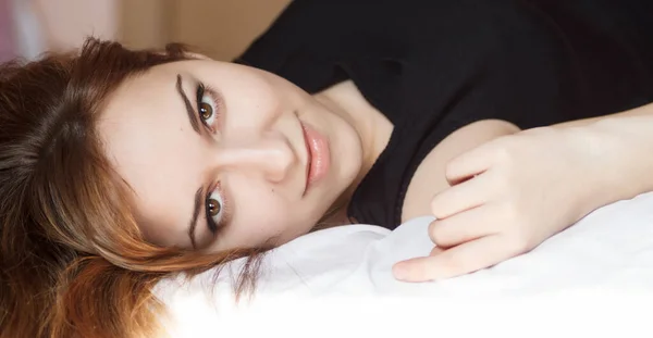Крупним Планом Портрет Красивої Молодої Леді Лежить Ліжку — стокове фото