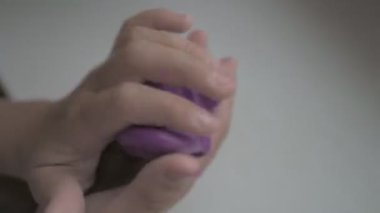 Küçük kız evde balçık denen oyuncakla oynuyor. Seçici odak.