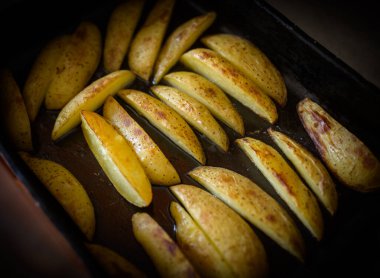 Ev yapımı fırında patates kızartması..