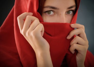 Siyah üzerine tesettür takan genç bir kadın.