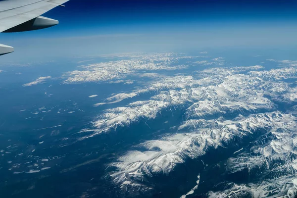 Uitzicht Vanaf Het Vliegtuig Het Aardoppervlak Besneeuwde Bergen — Stockfoto