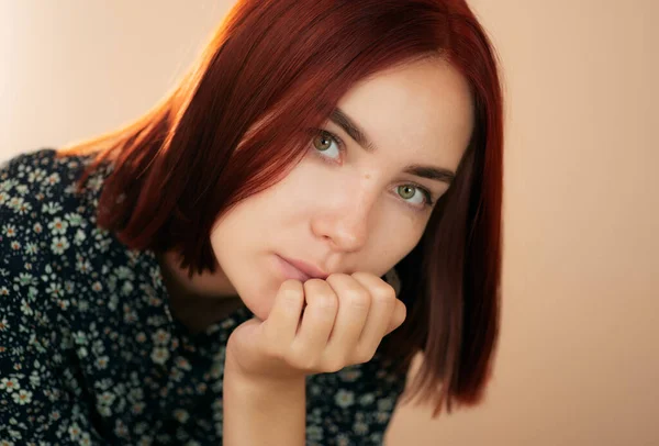 Retrato Una Hermosa Joven Enfoque Selectivo — Foto de Stock