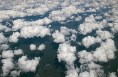 Uçaktan bulutlara bak.