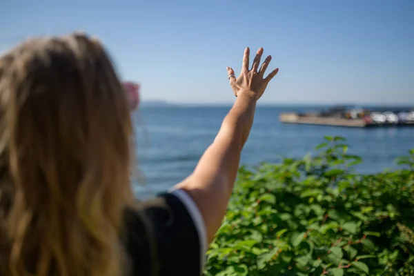 Léto Portrét Krásné Ženy Ona Sahá Obloze — Stock fotografie