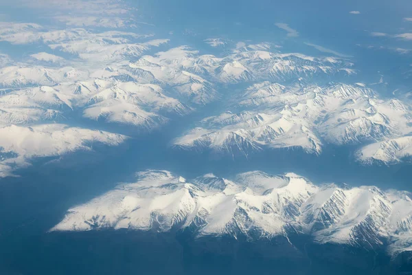 从地球表面的飞机上看雪山 — 图库照片