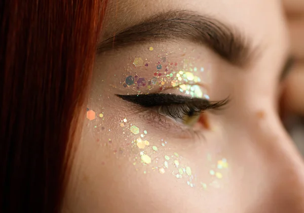 Hermoso Ojo Femenino Maquillaje Dorado Enfoque Selectivo —  Fotos de Stock