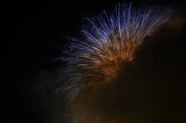 Kleurrijk Vuurwerk Boven Stad Nachts — Stockfoto