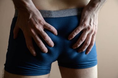 Boxer külotlu genç adam. Seçici odak.