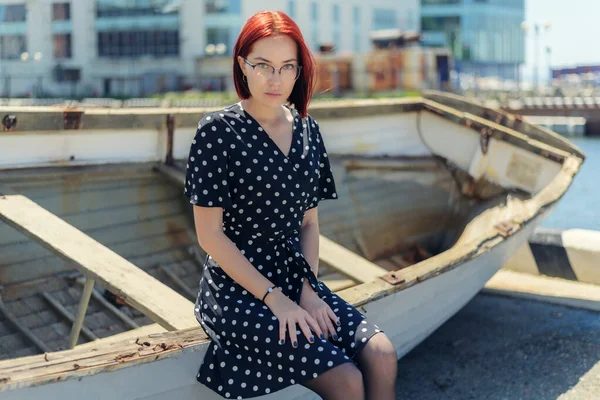 Ung Kvinna Sätter Sig Båten — Stockfoto