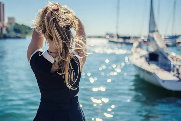 Frau Kleid Genießt Meer Auf Der Seebrücke — Stockfoto