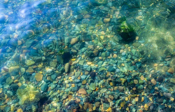 Морское Дно Галькой Через Чистую Воду Естественный Фон — стоковое фото