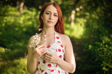 Parktaki güzel genç bir kadının açık hava portresi. Seçici odak.