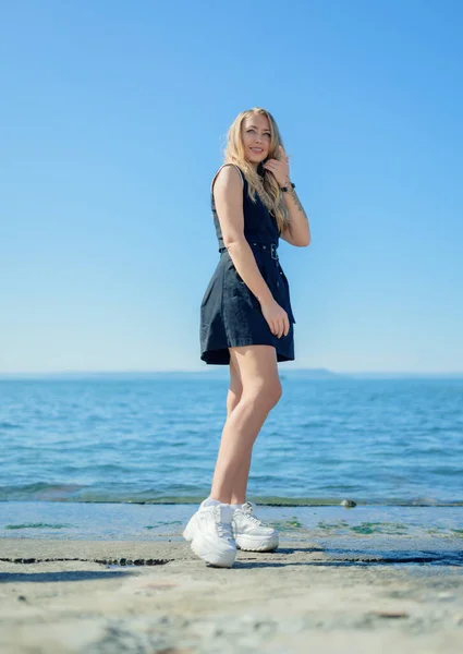 Kvinna Klänning Har Promenad Nära Havet Stranden — Stockfoto