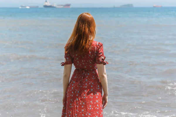 Rödhårig Kvinna Klänning Har Promenad Nära Havet Stranden — Stockfoto