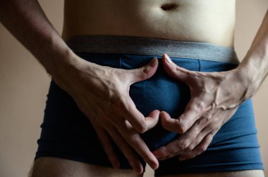 Boxer külotlu genç adam. Seçici odak.