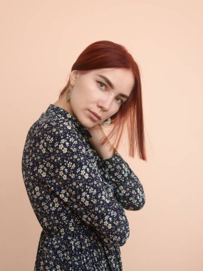 Güzel bir genç kadının portresi. Seçici odak.